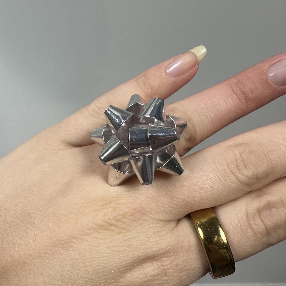 Silver Toned Stretch‎ Present Bow Ring